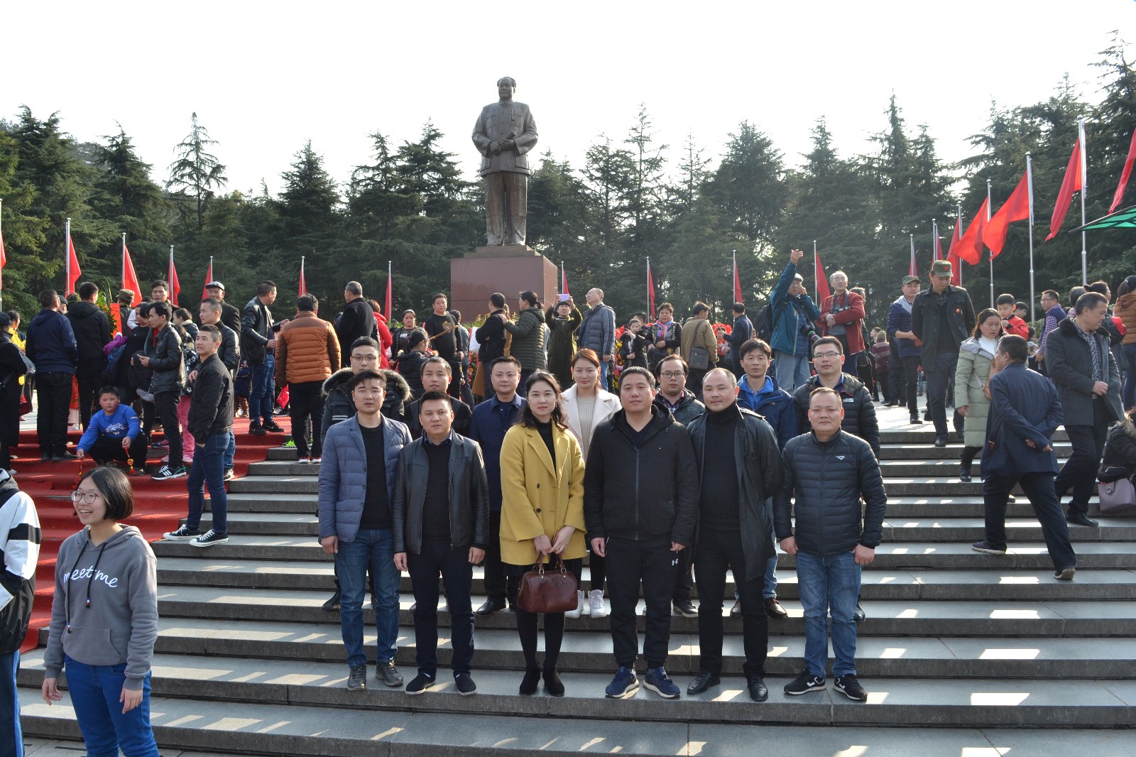 2月23日公司全体管理人员在董事长杨四化带领下，向毛主席铜像敬献花圈
